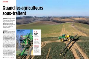 Agriculteurs sous-traitent : un tracteur pulvérise les champs vallonnés, illustrant les services agricoles externalisés.