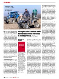 Patrick Marignol sur un quad épandeur devant deux tracteurs bleus dans un champ. L'ETA Marignol effectue des travaux agricoles de A à Z.