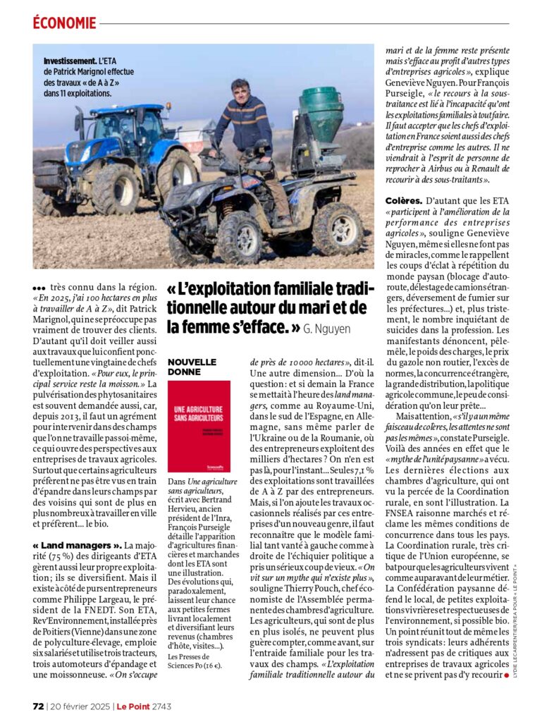 Patrick Marignol sur un quad épandeur devant deux tracteurs bleus dans un champ. L'ETA Marignol effectue des travaux agricoles de A à Z.